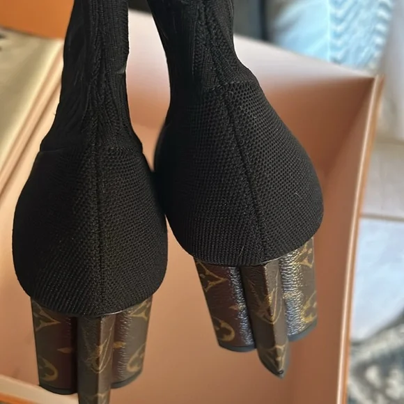 Louis Vuitton Elegant Black Ankle Booties - Picture 8 of 9